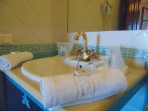 Baño de la habitación, espejo y lavabo 36