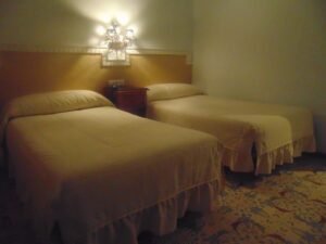 Habitación Cádiz del hotel, dormitorio con dos camas 18