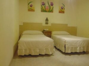 Habitación Granada del hotel, dormitorio con dos camas 19