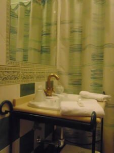 Baño de la habitación Granada, se ve un lavabo y un espejo 20