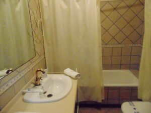 Baño con bañera, lavabo y espejo 16