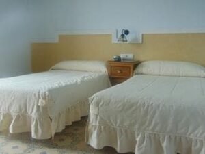Habitación del hotel, dormitorio con dos camas 22
