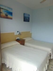 Habitación del hotel, dormitorio con dos camas 23