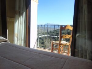 Habitación del hotel, dormitorio, vista hacia el balcón 28