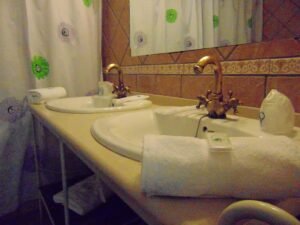 Baño de la habitación, dos lavabos y espejo grande 29
