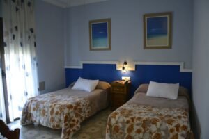 Habitación del hotel, dormitorio con dos camas 01
