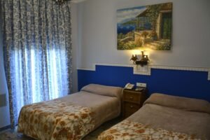 Habitación del hotel, dormitorio con dos camas 05