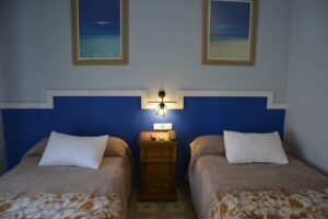 Habitación del hotel, dormitorio con dos camas 02