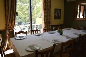 Comedor del hotel con mucha luz natural 01