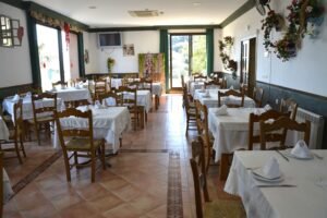 Comedor del hotel con mucha luz natural 02